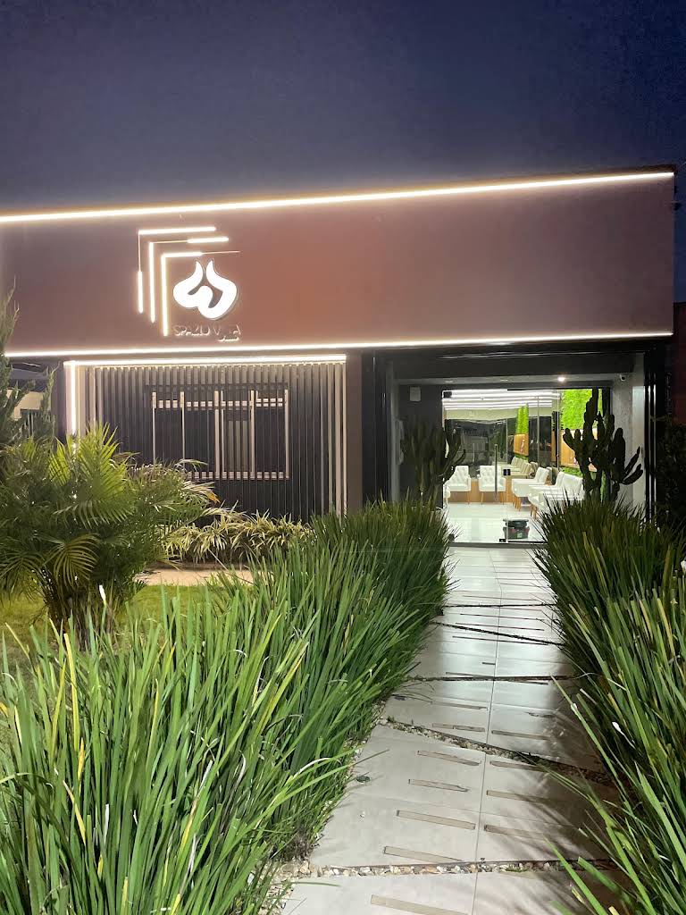 Fachada da Spazio Vita Saúde: entrada com jardim e caminho de acesso